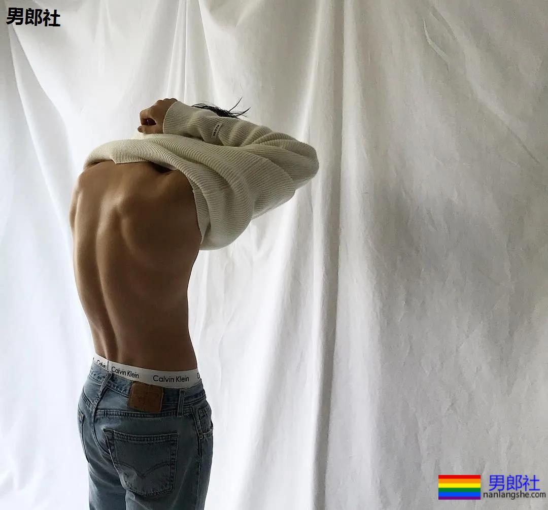 单眼皮体育生发堉太好，腹部的纹身让人产生幻想~！ - 51虹马