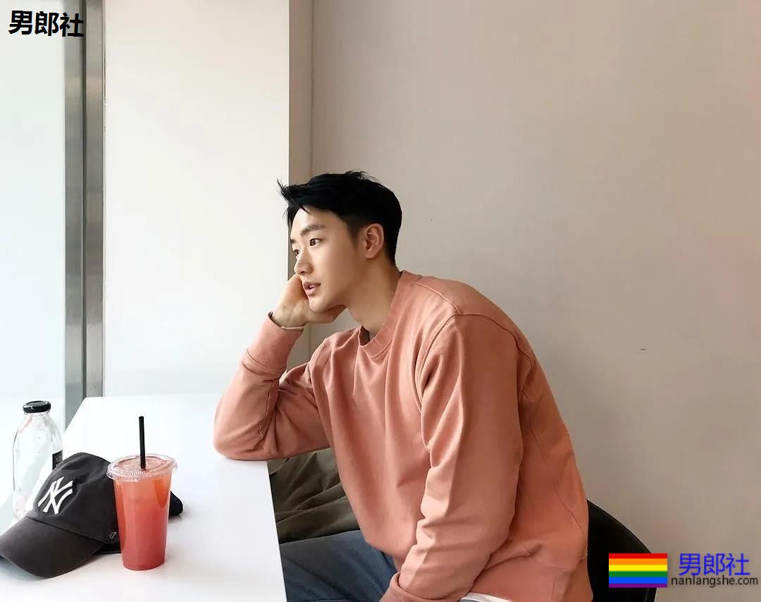 单眼皮体育生发堉太好，腹部的纹身让人产生幻想~！ - 51虹马