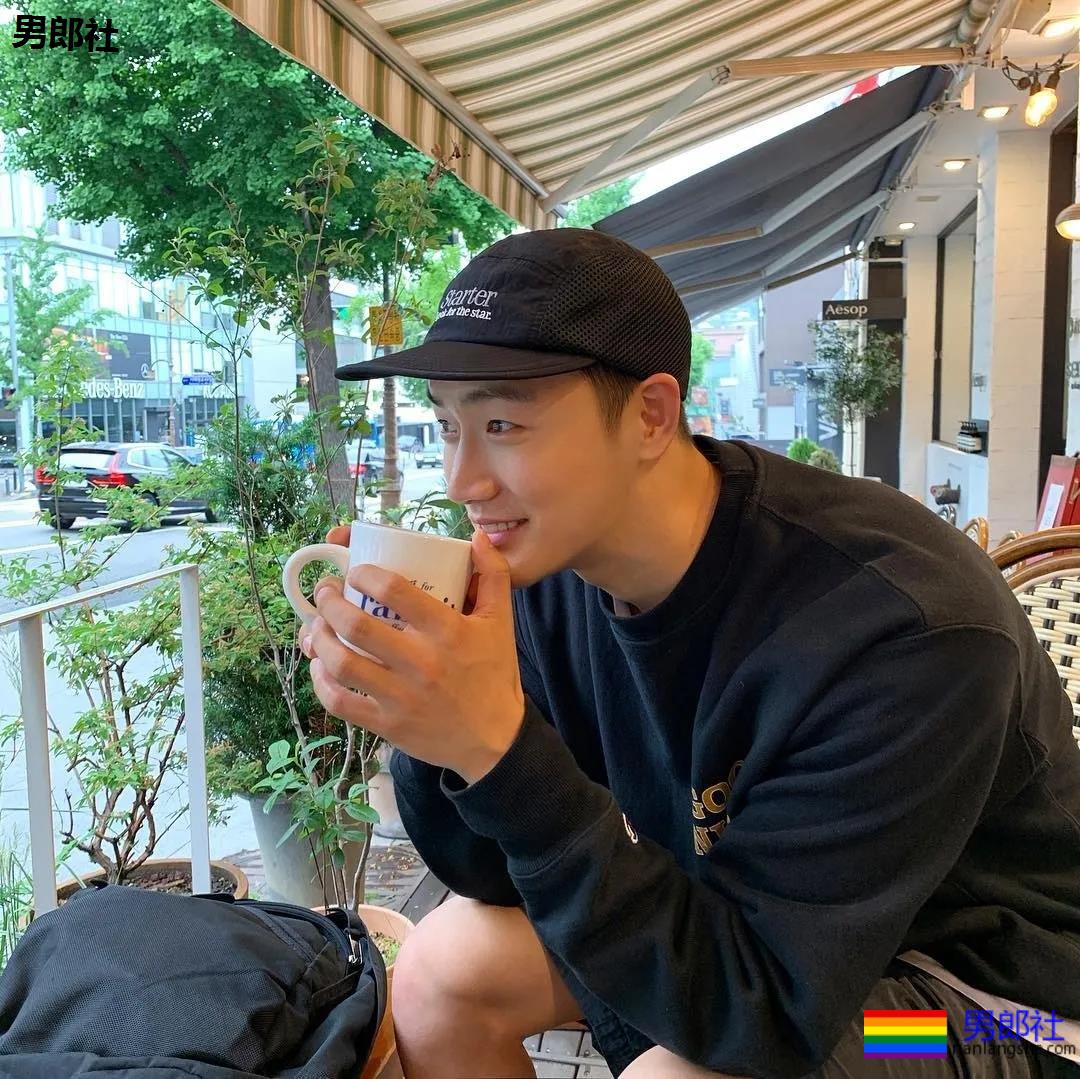 单眼皮体育生发堉太好，腹部的纹身让人产生幻想~！ - 51虹马