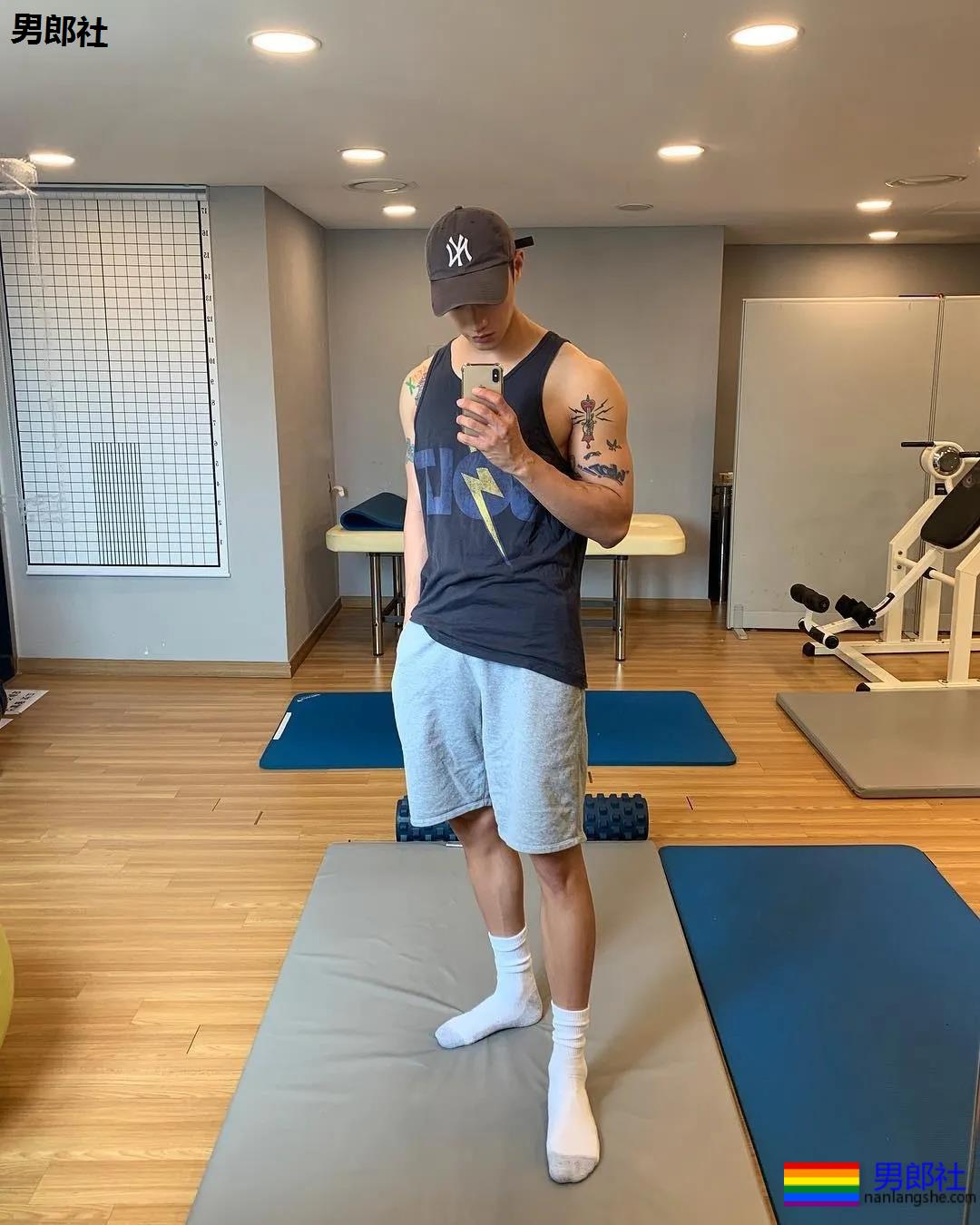 单眼皮体育生发堉太好，腹部的纹身让人产生幻想~！ - 51虹马