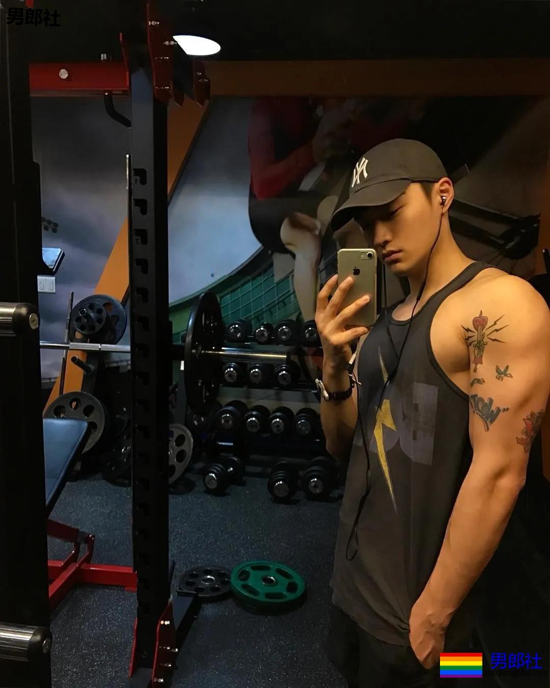 单眼皮体育生发堉太好，腹部的纹身让人产生幻想~！ - 51虹马