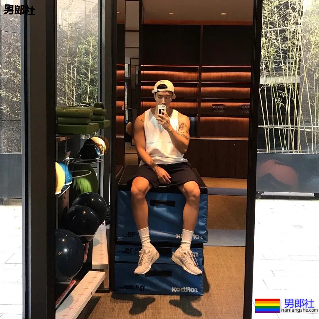 单眼皮体育生发堉太好，腹部的纹身让人产生幻想~！ - 51虹马