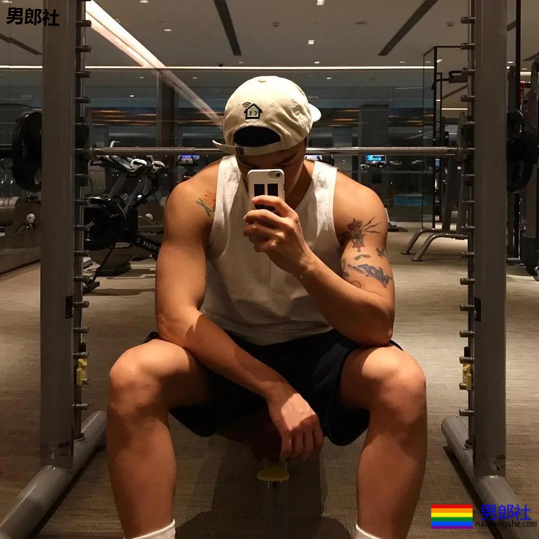 单眼皮体育生发堉太好，腹部的纹身让人产生幻想~！ - 51虹马