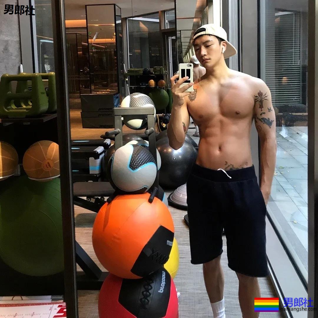 单眼皮体育生发堉太好，腹部的纹身让人产生幻想~！ - 51虹马