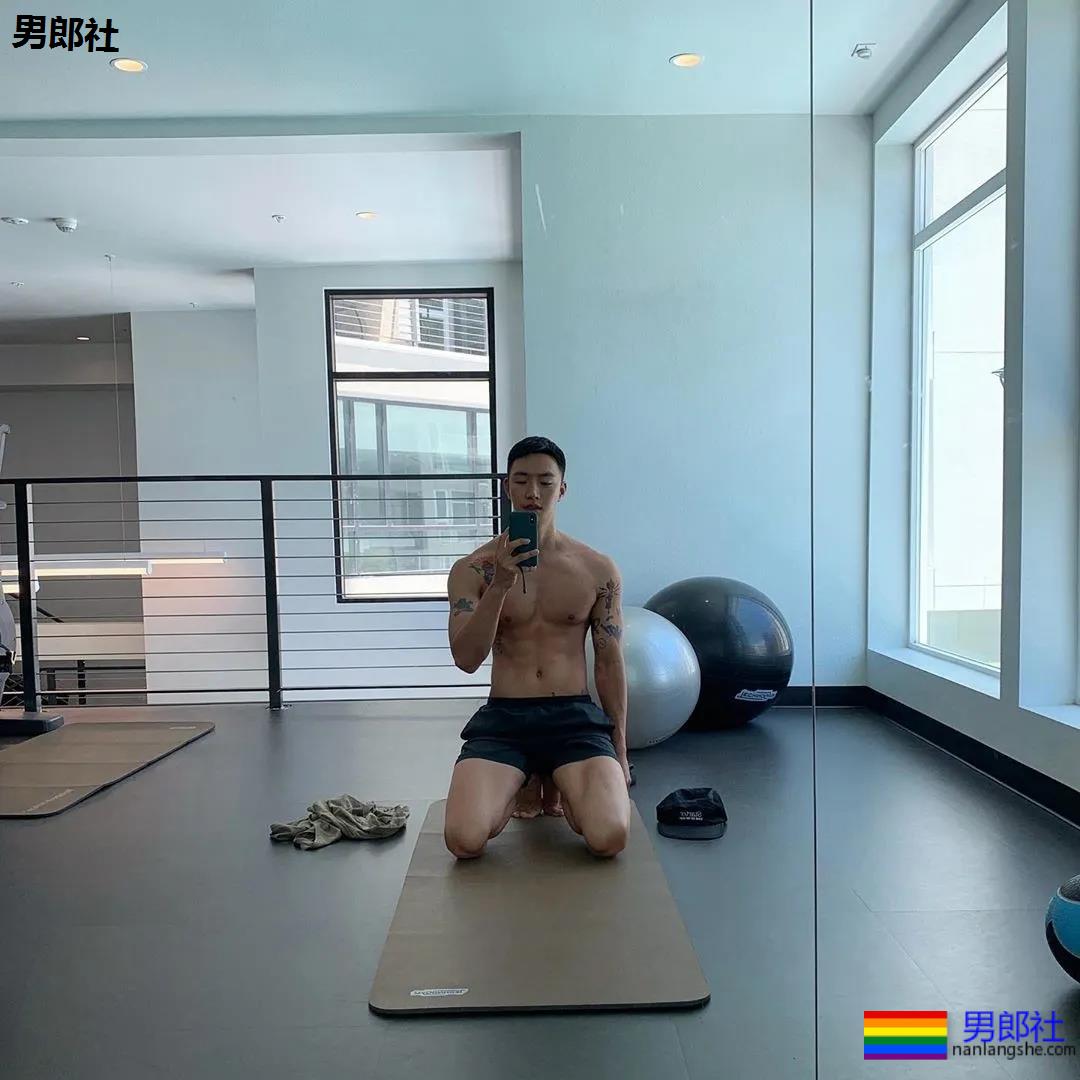 单眼皮体育生发堉太好，腹部的纹身让人产生幻想~！ - 51虹马