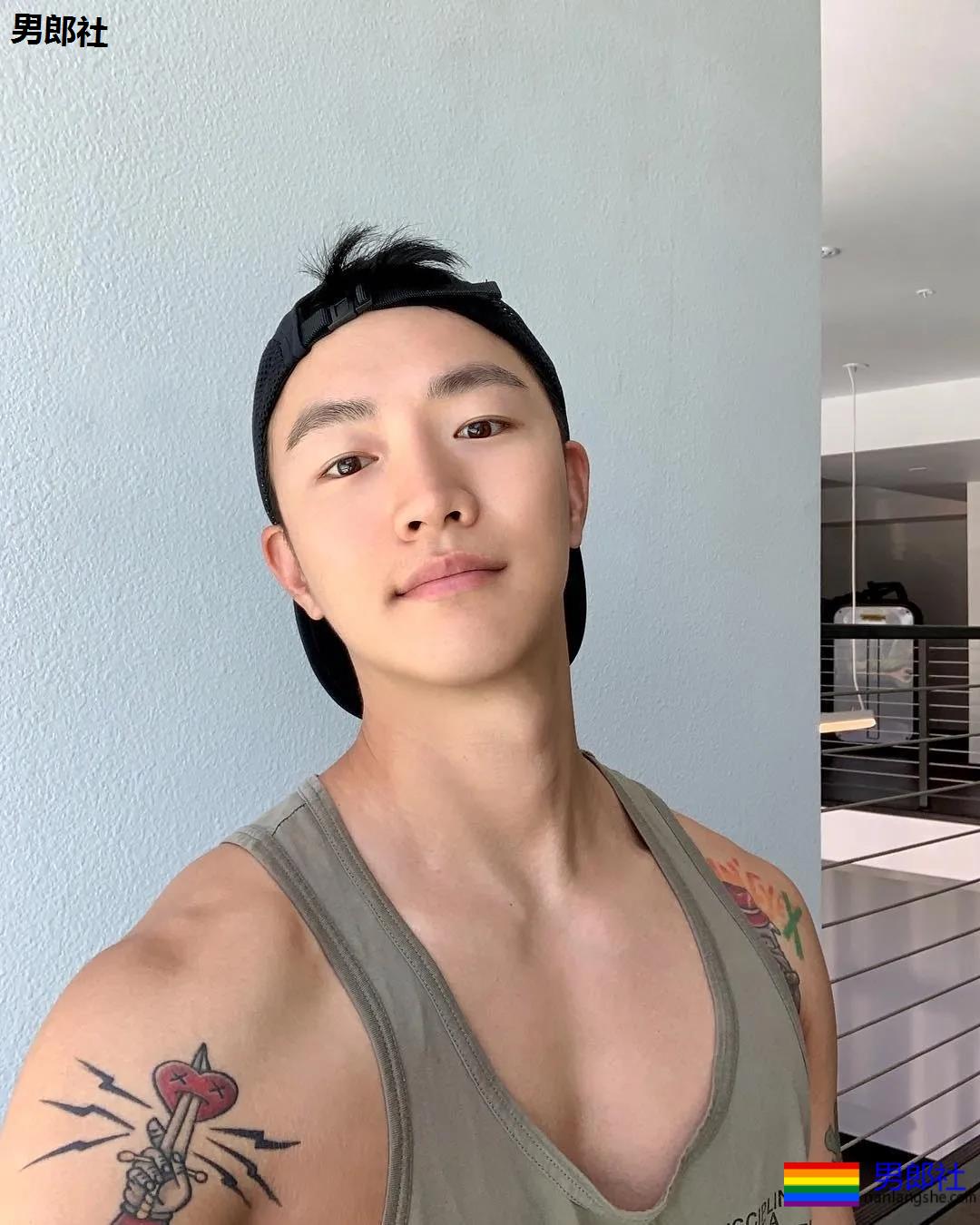 单眼皮体育生发堉太好，腹部的纹身让人产生幻想~！ - 51虹马