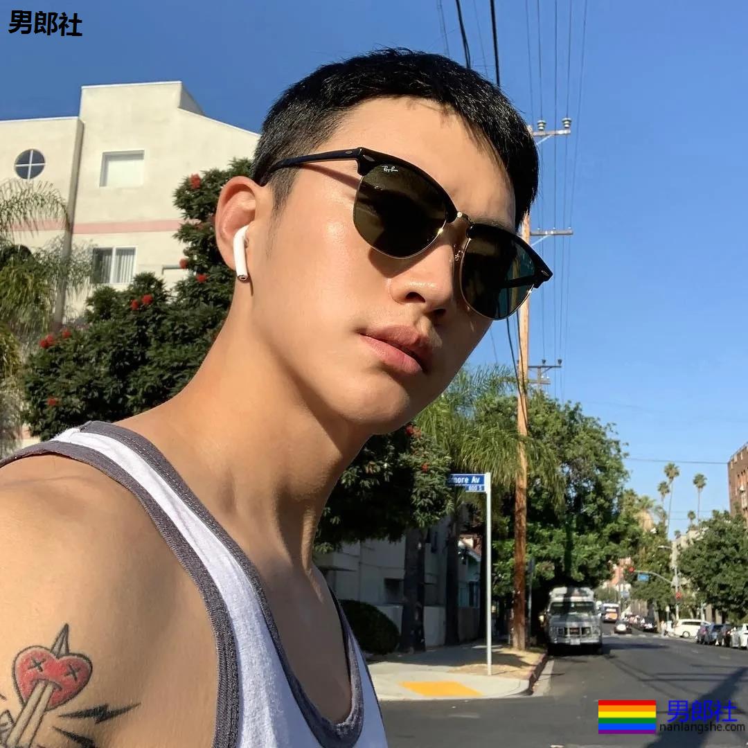 单眼皮体育生发堉太好，腹部的纹身让人产生幻想~！ - 51虹马