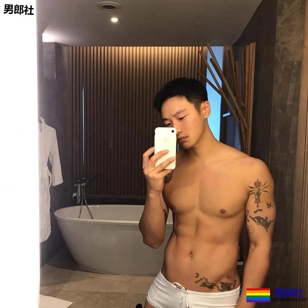 单眼皮体育生发堉太好，腹部的纹身让人产生幻想~！ - 51虹马