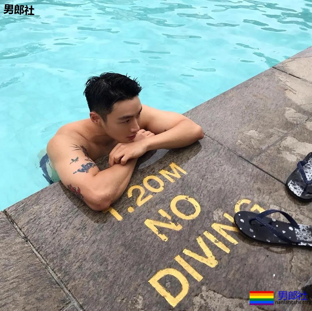 单眼皮体育生发堉太好，腹部的纹身让人产生幻想~！ - 51虹马