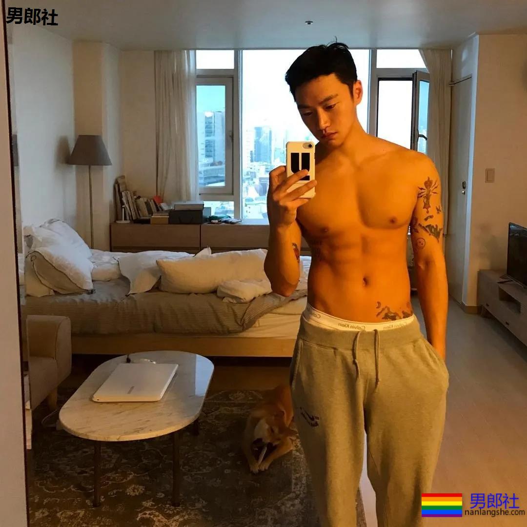 单眼皮体育生发堉太好，腹部的纹身让人产生幻想~！ - 51虹马