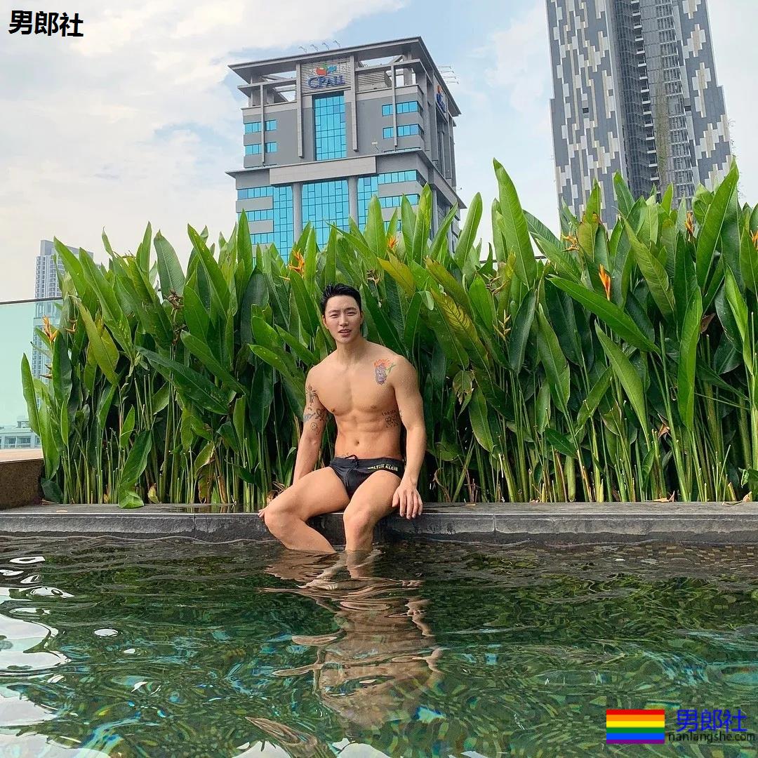 单眼皮体育生发堉太好，腹部的纹身让人产生幻想~！ - 51虹马