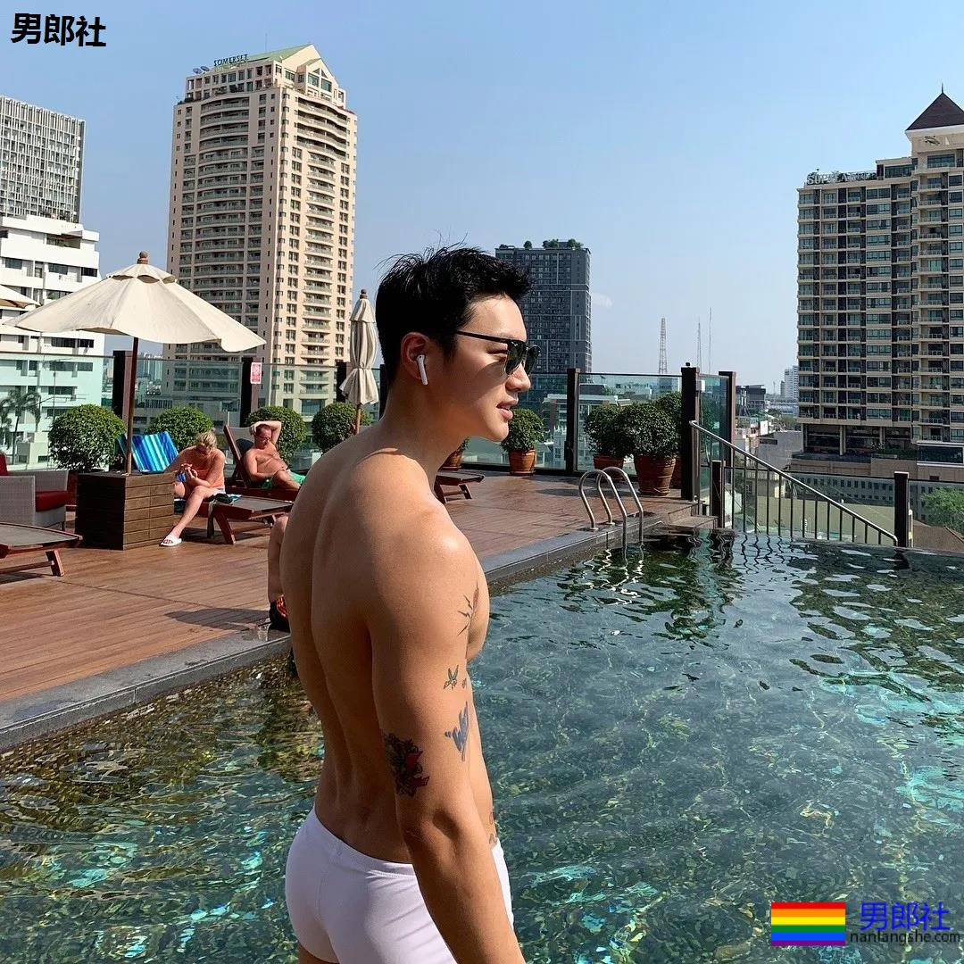 单眼皮体育生发堉太好，腹部的纹身让人产生幻想~！ - 51虹马