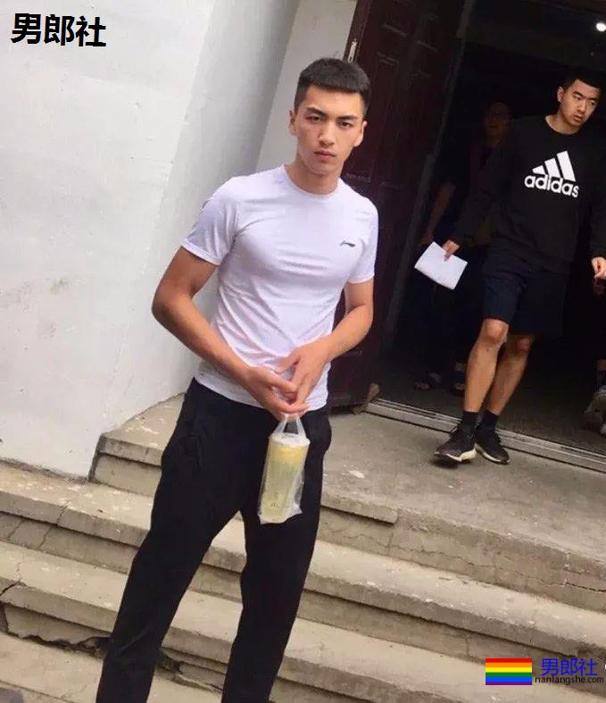 辽宁鞍山18岁在校体育生，衣服很紧身！-51虹马