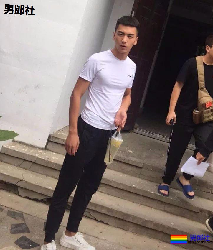 辽宁鞍山18岁在校体育生，衣服很紧身！ - 51虹马