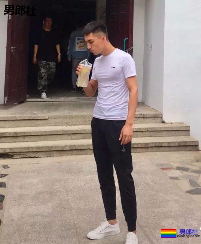 辽宁鞍山18岁在校体育生，衣服很紧身！ - 51虹马