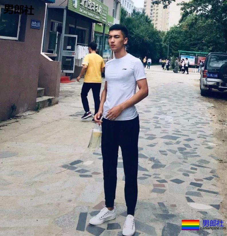 辽宁鞍山18岁在校体育生，衣服很紧身！ - 51虹马