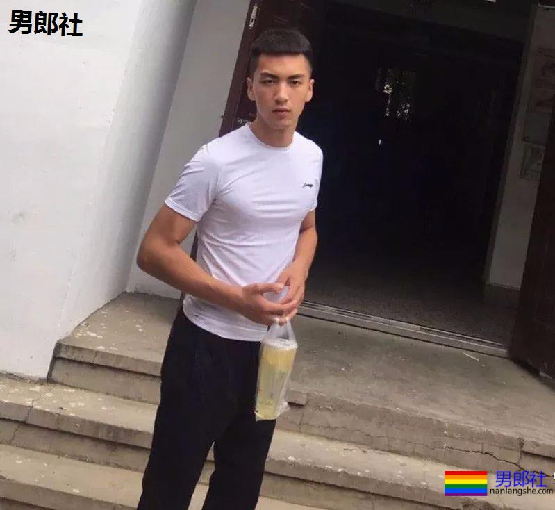 辽宁鞍山18岁在校体育生，衣服很紧身！ - 51虹马