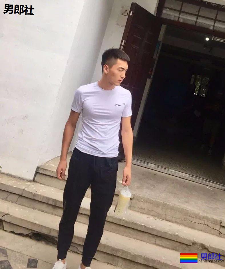 辽宁鞍山18岁在校体育生，衣服很紧身！ - 51虹马