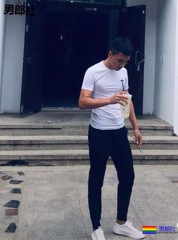 辽宁鞍山18岁在校体育生，衣服很紧身！ - 51虹马