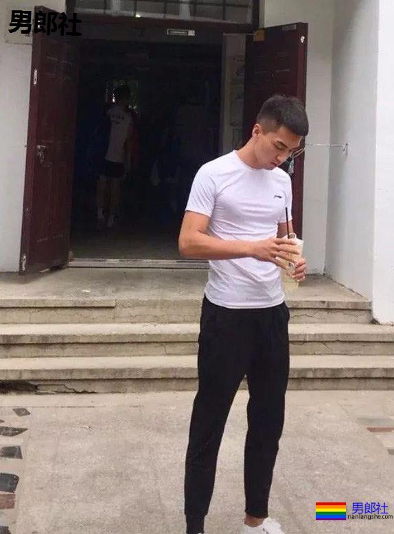 辽宁鞍山18岁在校体育生，衣服很紧身！ - 51虹马