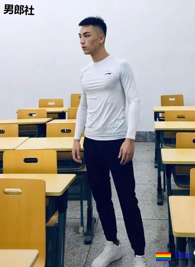 辽宁鞍山18岁在校体育生，衣服很紧身！ - 51虹马