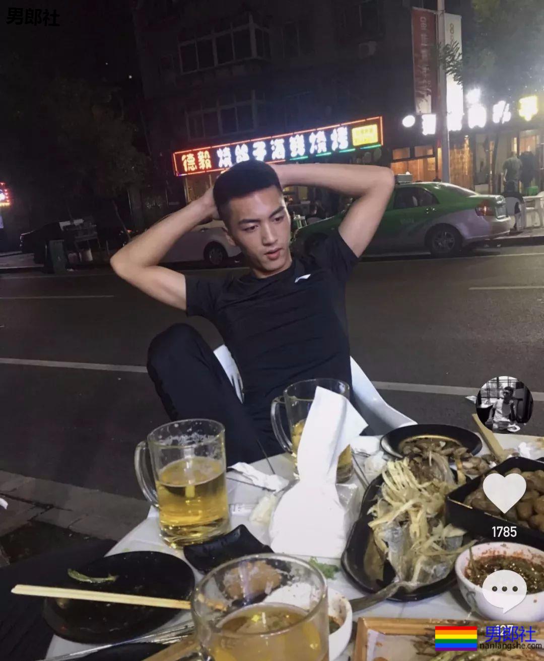 辽宁鞍山18岁在校体育生，衣服很紧身！ - 51虹马