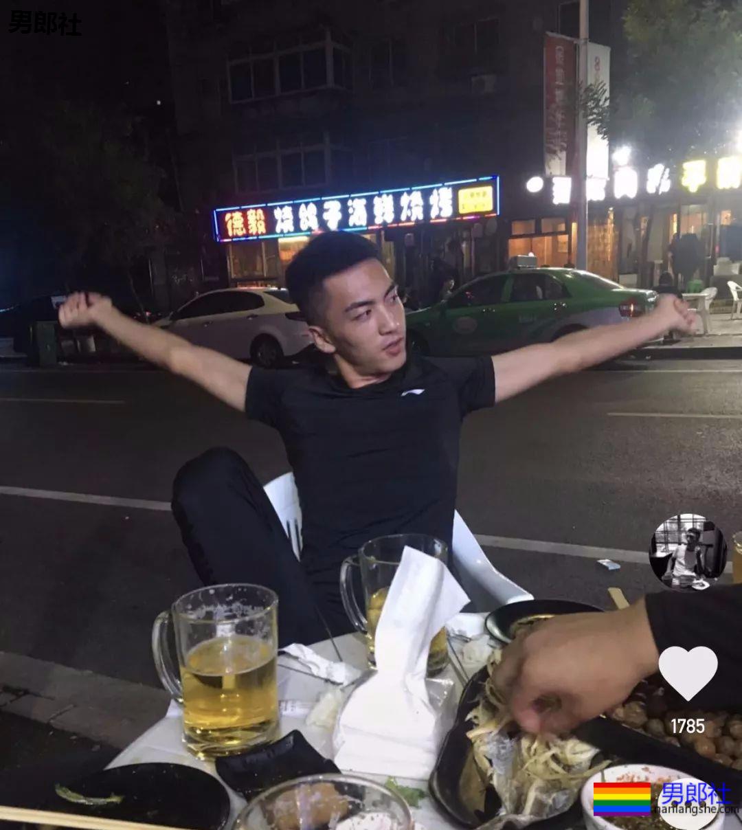 辽宁鞍山18岁在校体育生，衣服很紧身！ - 51虹马