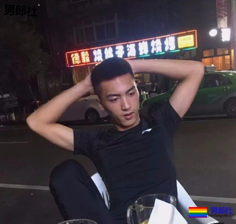 辽宁鞍山18岁在校体育生，衣服很紧身！ - 51虹马