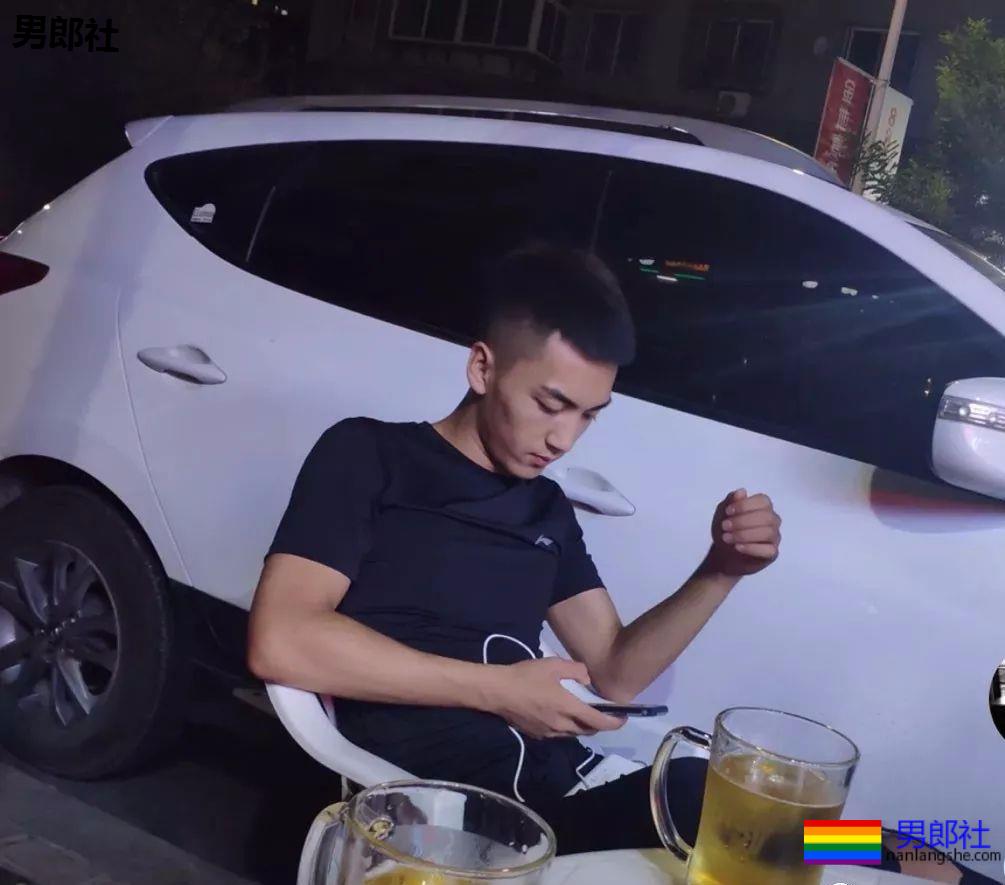 辽宁鞍山18岁在校体育生，衣服很紧身！ - 51虹马