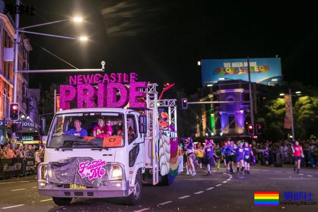 组图：悉尼年度同性恋狂欢节上演骄傲大游行 - 51虹马