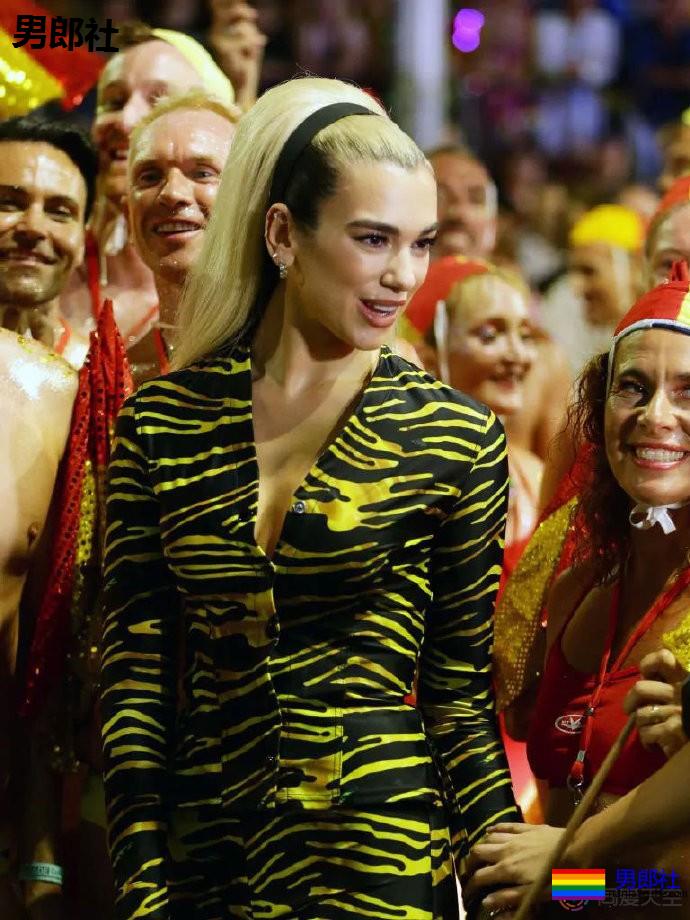 啪姐骚姆乔姐姐现身悉尼同志狂欢节 - 51虹马