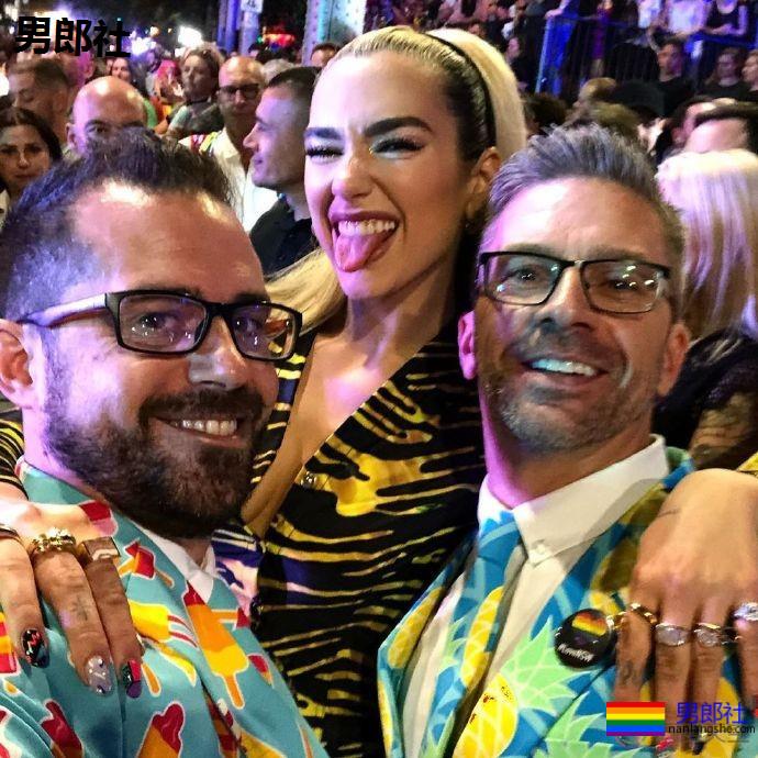 啪姐骚姆乔姐姐现身悉尼同志狂欢节 - 51虹马