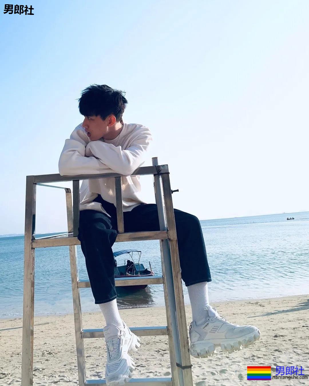 谢梓秋喷血男色摄影再度来袭，白袜骚年裤裆里有真家伙！ - 51虹马