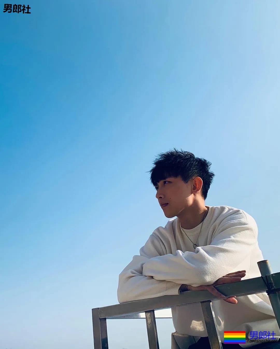 谢梓秋喷血男色摄影再度来袭，白袜骚年裤裆里有真家伙！ - 51虹马