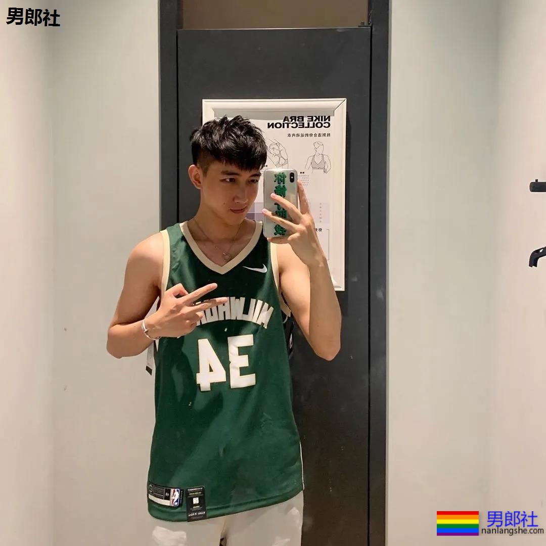 谢梓秋喷血男色摄影再度来袭，白袜骚年裤裆里有真家伙！ - 51虹马