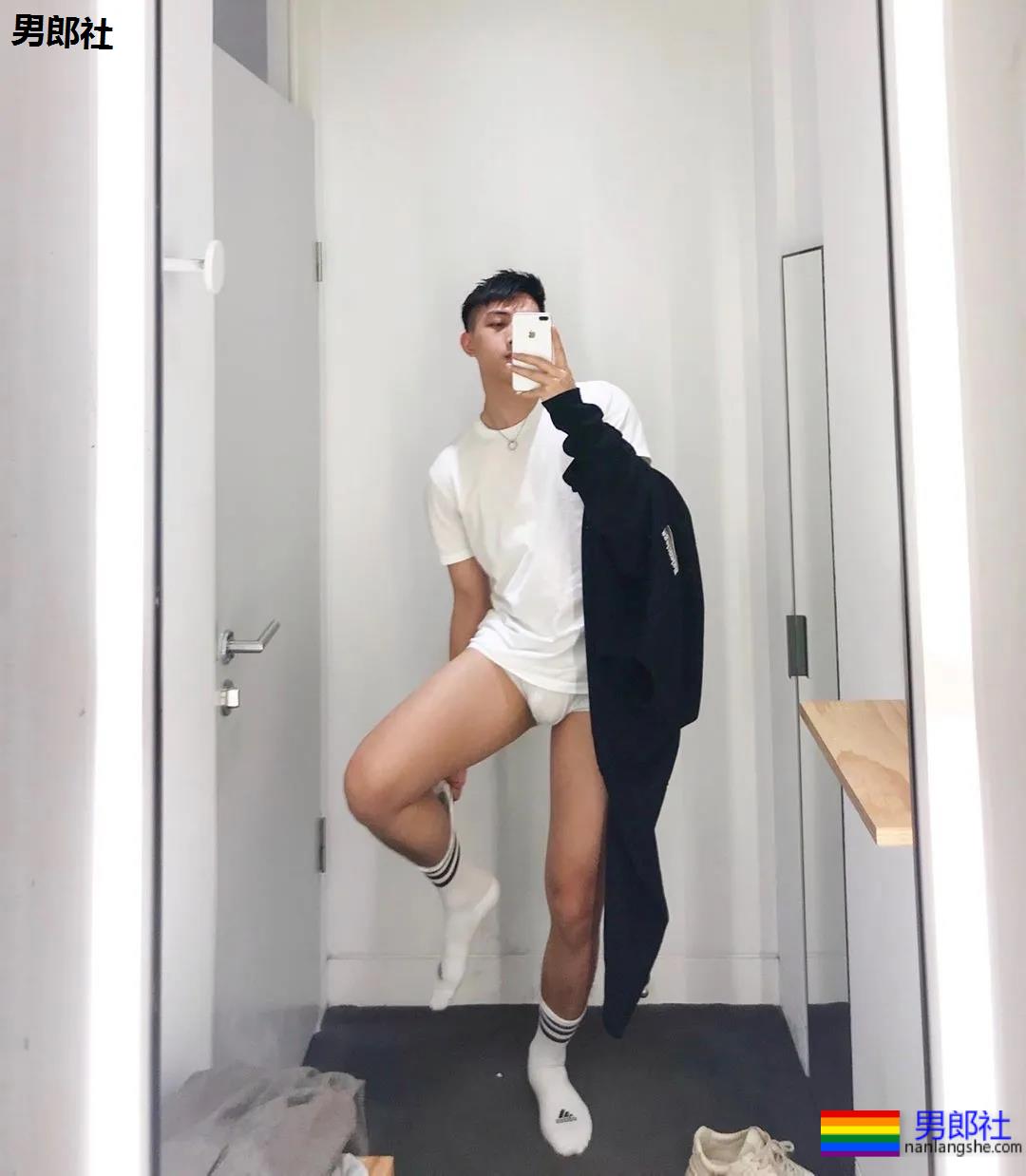 谢梓秋喷血男色摄影再度来袭，白袜骚年裤裆里有真家伙！ - 51虹马