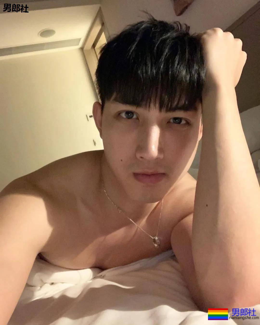 谢梓秋喷血男色摄影再度来袭，白袜骚年裤裆里有真家伙！ - 51虹马