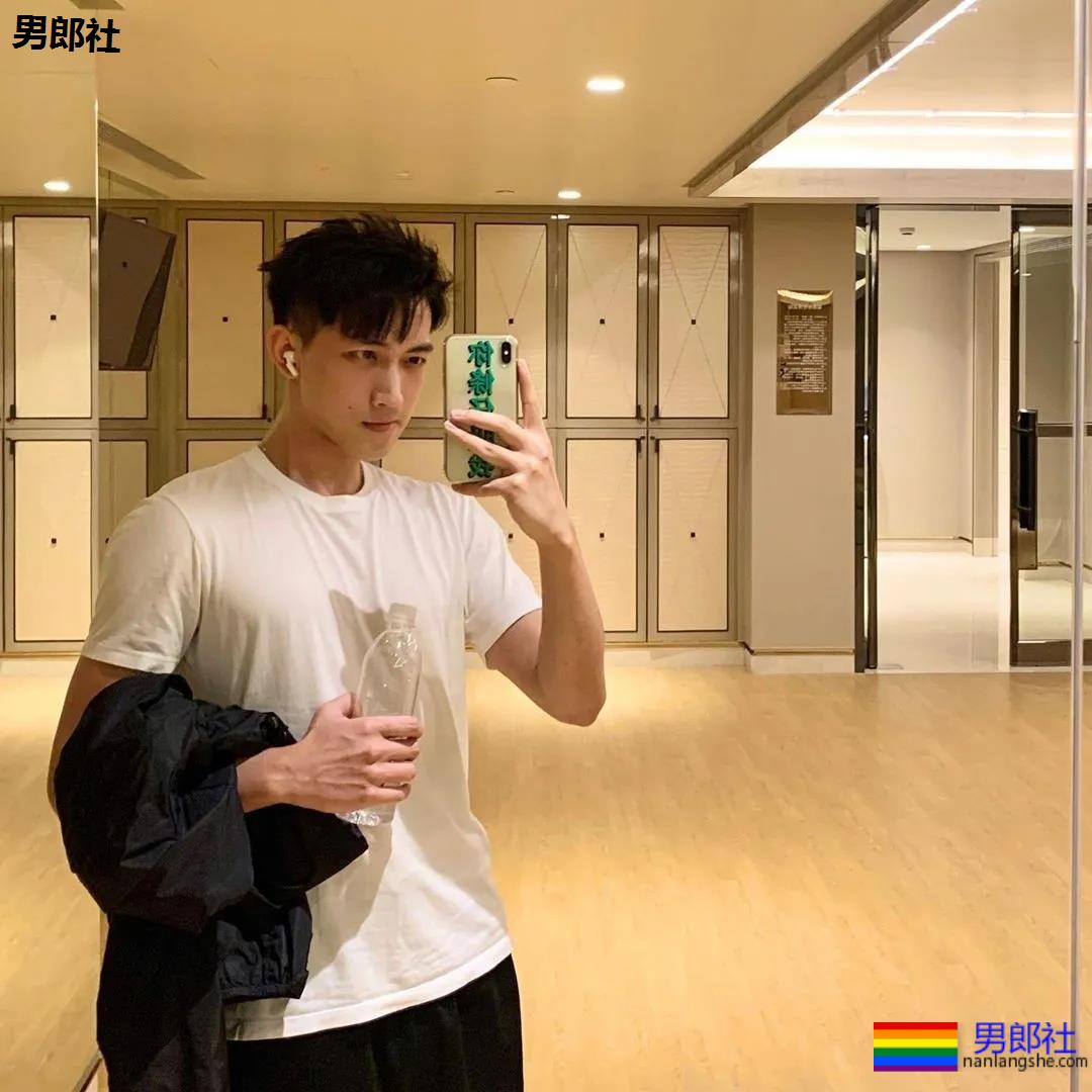 谢梓秋喷血男色摄影再度来袭，白袜骚年裤裆里有真家伙！ - 51虹马