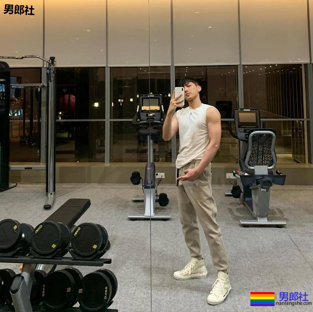 谢梓秋喷血男色摄影再度来袭，白袜骚年裤裆里有真家伙！ - 51虹马