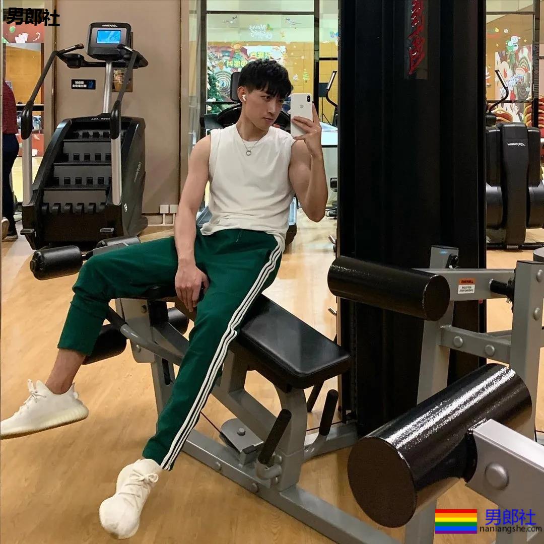 谢梓秋喷血男色摄影再度来袭，白袜骚年裤裆里有真家伙！ - 51虹马