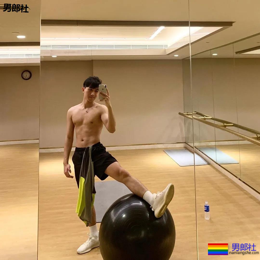 谢梓秋喷血男色摄影再度来袭，白袜骚年裤裆里有真家伙！ - 51虹马