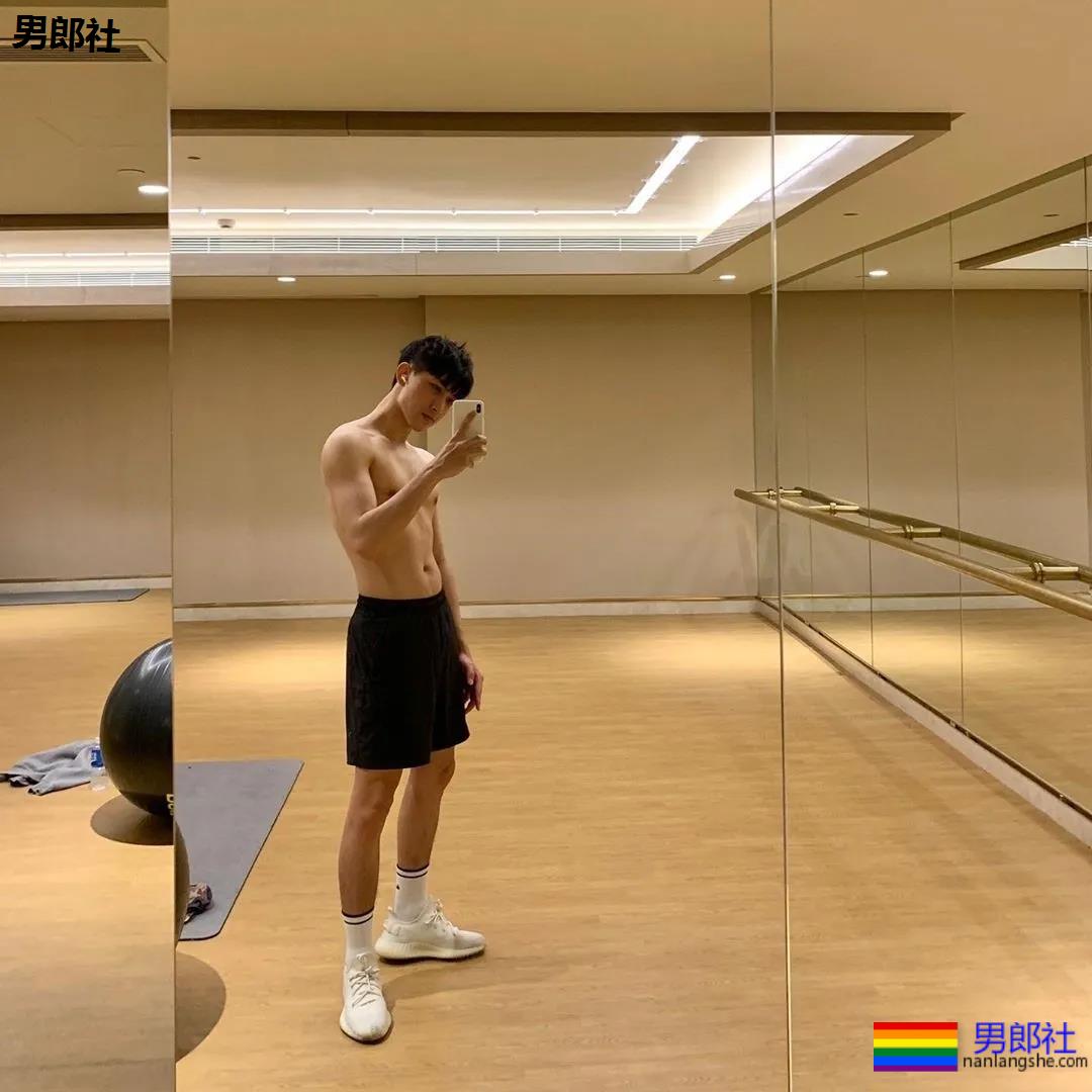 谢梓秋喷血男色摄影再度来袭，白袜骚年裤裆里有真家伙！ - 51虹马