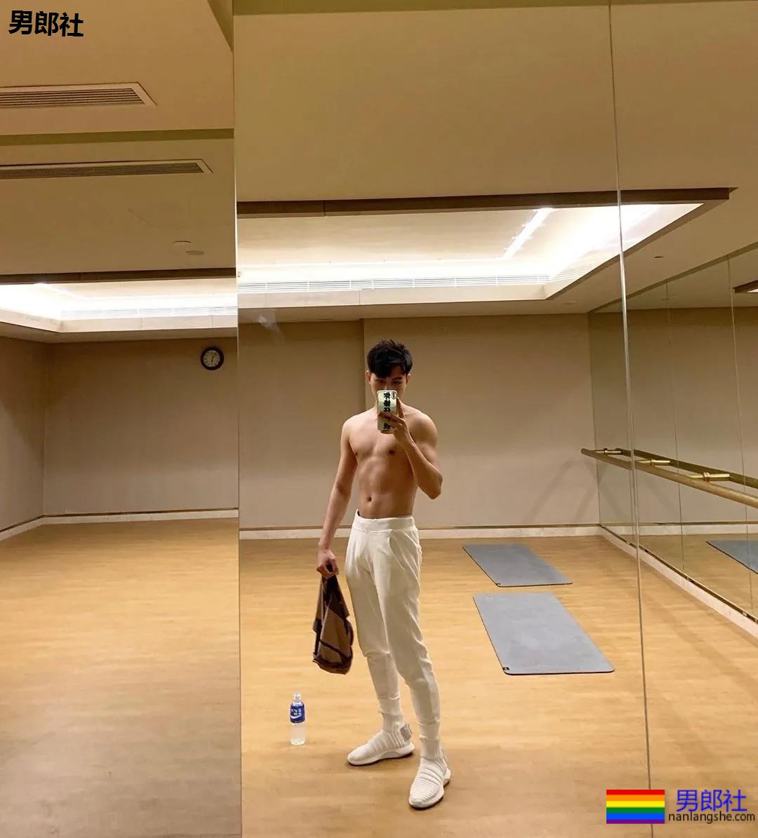 谢梓秋喷血男色摄影再度来袭，白袜骚年裤裆里有真家伙！ - 51虹马