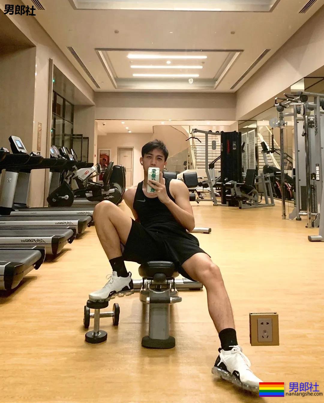 谢梓秋喷血男色摄影再度来袭，白袜骚年裤裆里有真家伙！ - 51虹马