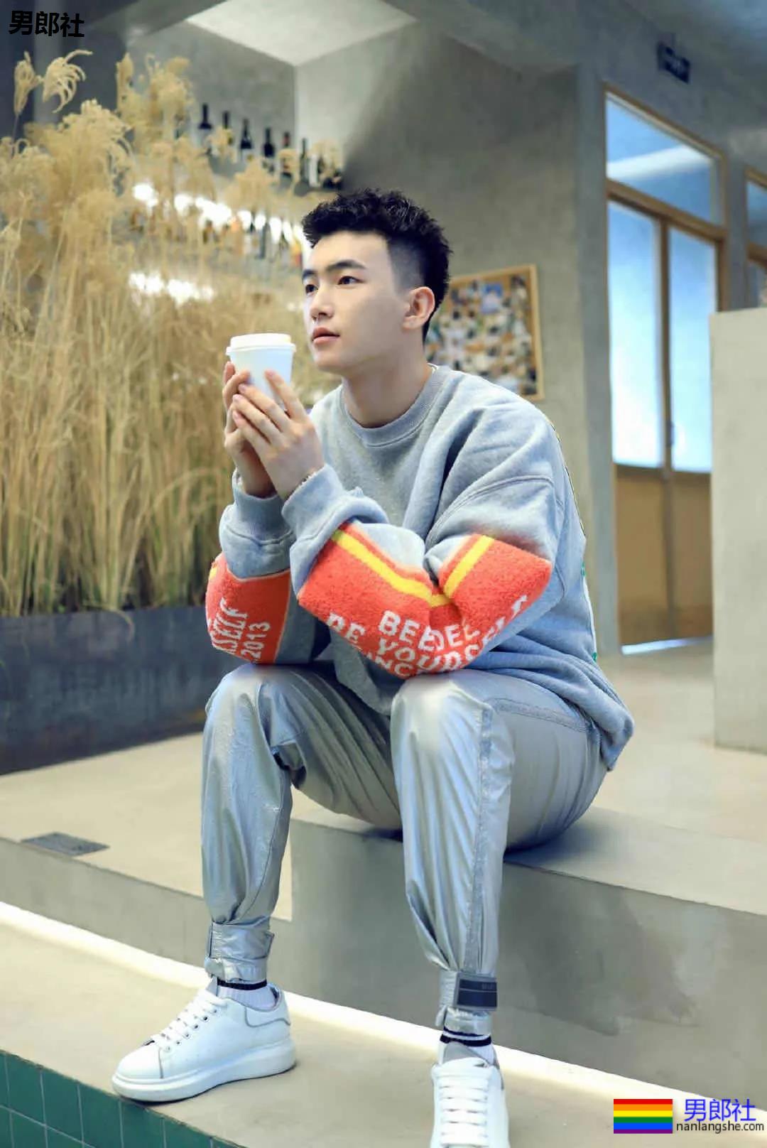 白袜体育生的新玩法~太哇塞了！ - 51虹马