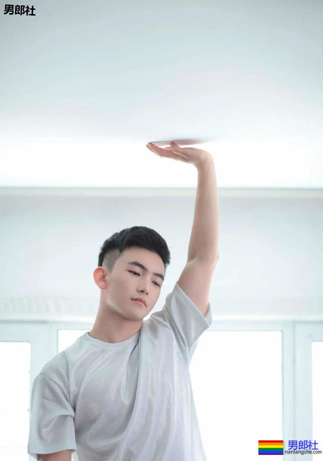 白袜体育生的新玩法~太哇塞了！ - 51虹马