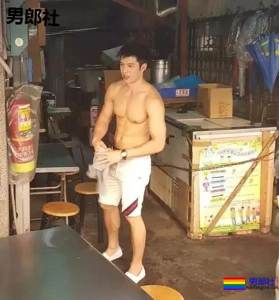 靠臀膜走红的筋肉男模，这撑爆衬衫的胸肌大到犯规！ - 51虹马