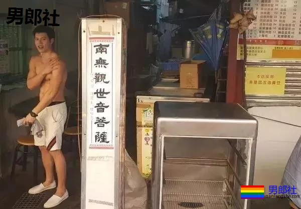 靠臀膜走红的筋肉男模，这撑爆衬衫的胸肌大到犯规！ - 51虹马