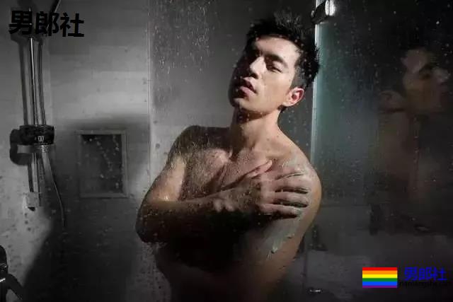 靠臀膜走红的筋肉男模，这撑爆衬衫的胸肌大到犯规！ - 51虹马