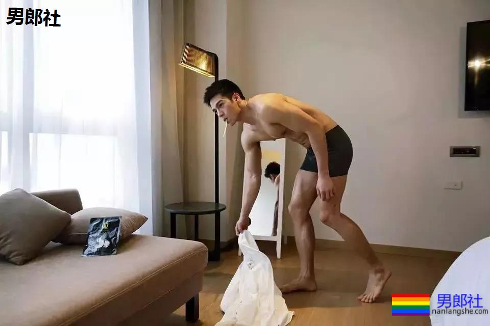 靠臀膜走红的筋肉男模，这撑爆衬衫的胸肌大到犯规！ - 51虹马